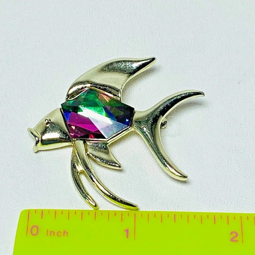 Vintage Sarah Coventry Tropical Angel Fish‎ Heliotrope Crystal Gold Tone Brooch